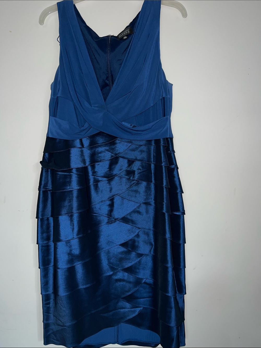 Adrianna Papell Sleeveless navy Blue Layered Cocktail Dress 14 classy v-neck